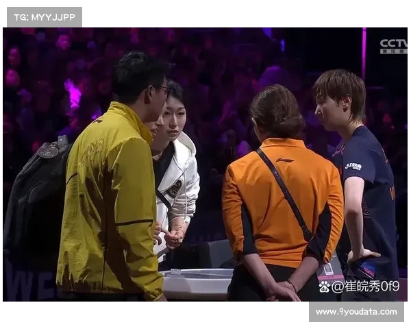 技术暂停期间选手轻松互动，缓解比赛紧张气氛